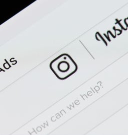 Close up creating an ad on instagram