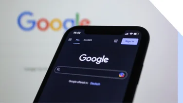 Mobile device showing the Google homepage in dark mode