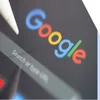 Tablet pen pointing at the Google search bar on the homepage