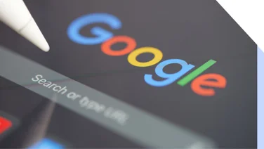 Tablet pen pointing at the Google search bar on the homepage