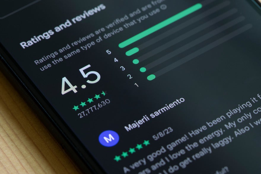 a mobile displaying a rating of 4.5 stars from 27,777 reviews and a user comment about performance.